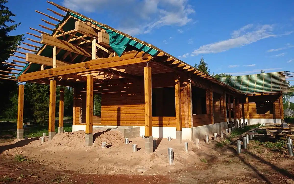 Projekteerime ning valmistame erinevaid puitkonstruksioone – alates paadisildadest, lõpetades saunade ja majadega. Meie ehitiste ning konstruktsioonide valik ja kasutusala on väga lai. Pakume peamiselt eriprojektide lahendusi vastavalt iga kliendi personaalsest soovist ja vajadusest lähtudes, samas pakume ka palju erinevaid valmislahendusi – see on CSF kindel eelis.